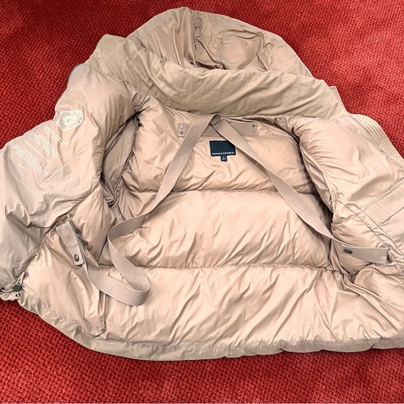 ♥️HostPick♥️Tan Banana Republic short puffer jacket, size large - Picture 9 of 9